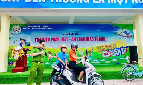 Viện Khoa học Cảnh sát tổ chức tuyên truyền an toàn giao thông tại trường Tiểu học Văn Tiến Dũng, Hà Nội